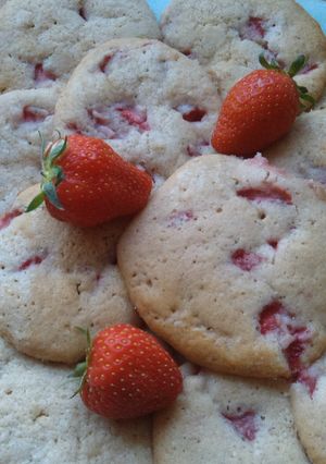 A picture of Vickys Strawberries & Cream Cookies, GF DF EF SF NF.