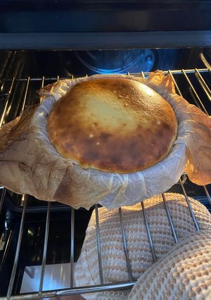 Una foto de Tarta de queso cremosa con galleta de avena de sabor galleta