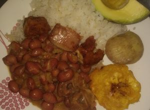 Una foto de Frijoles Con Pezuña De Cerdo