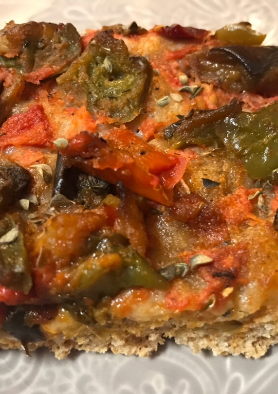 Una foto de Coca/pizza integral de pisto