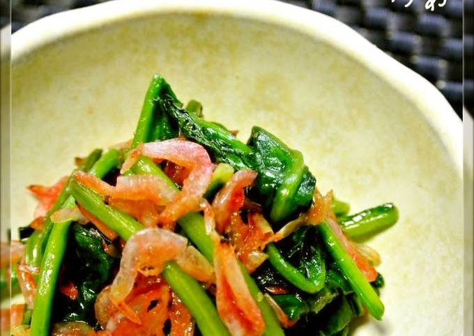 Colorful Spinach and Sakura Shrimp Stir-fry