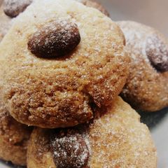 A picture of Biscuits with tahini and almond.
