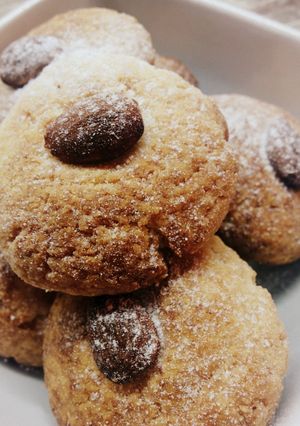 A picture of Biscuits with tahini and almond.