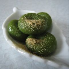 A picture of Yomogi Shiratama Yomogi Dango For Beginners.