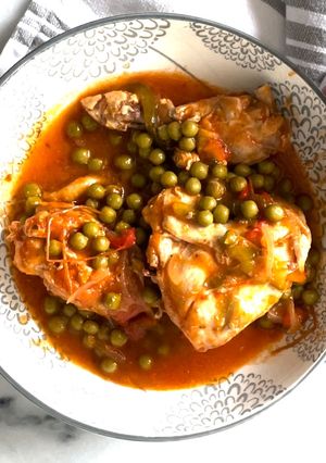 Una foto de Pechuga de pollo y muslos a la portuguesa