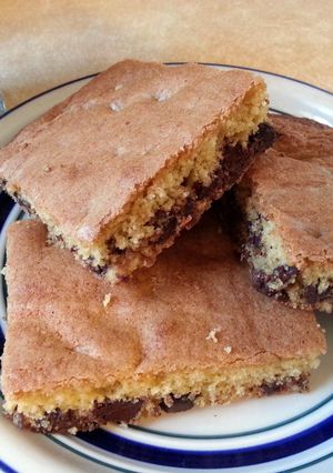 A picture of Chocolate chip cookie bars.