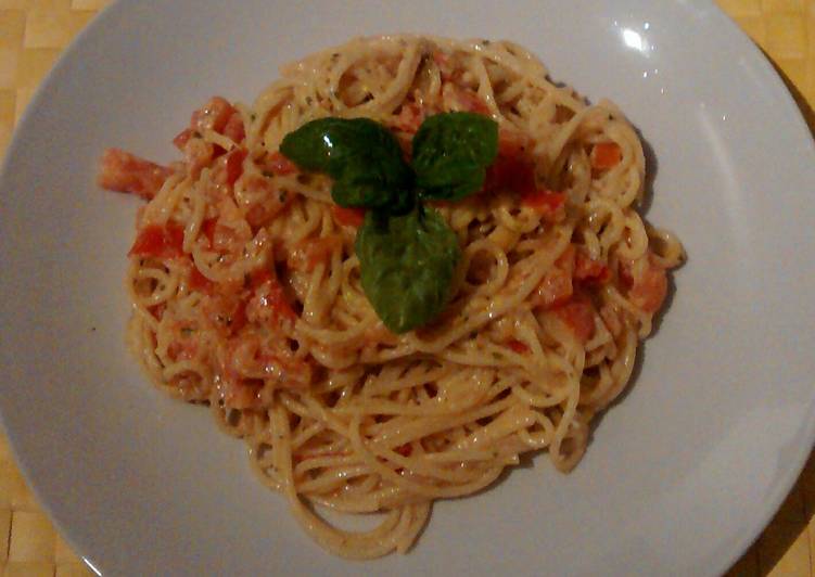 Pasta with pesto, ricotta cheese and tomato Pasta with pesto, ricotta cheese and tomato