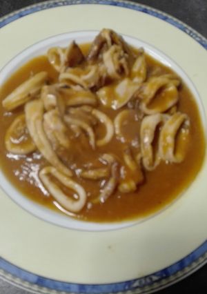 Una foto de Calamares en salsa