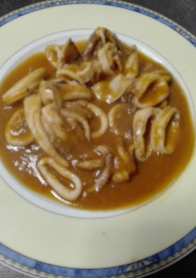 Una foto de Calamares en salsa