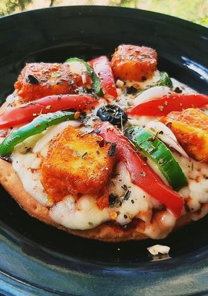 પનીર ટીક્કા ભાખરી પીઝા (Paneer Tikka Bhakhri Pizza Recipe In Gujarati) રેસીપી મુખ્ય ફોટો