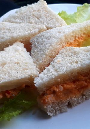 A picture of Egg n potato sandwich.