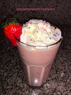 Una foto de Batido de plátano 🍌 y fresas 🍓