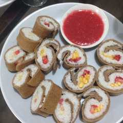 A picture of Sushi dulce, con salsa de frutilla.