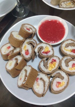 Una foto de Sushi dulce, con salsa de frutilla
