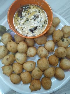 A picture of Medhu Vada Balls.
