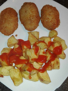 Una foto de Nuggets de pollo con patata con salsa picantona a mi manera