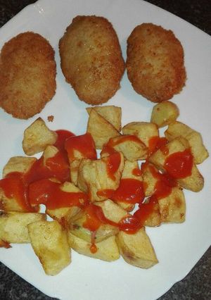 Una foto de Nuggets de pollo con patata con salsa picantona a mi manera