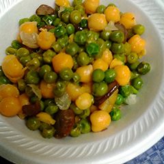 A picture of Chickpeas and green peas.