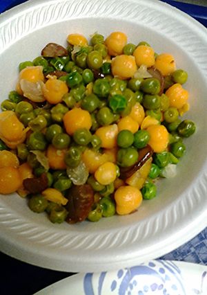 A picture of Chickpeas and green peas.