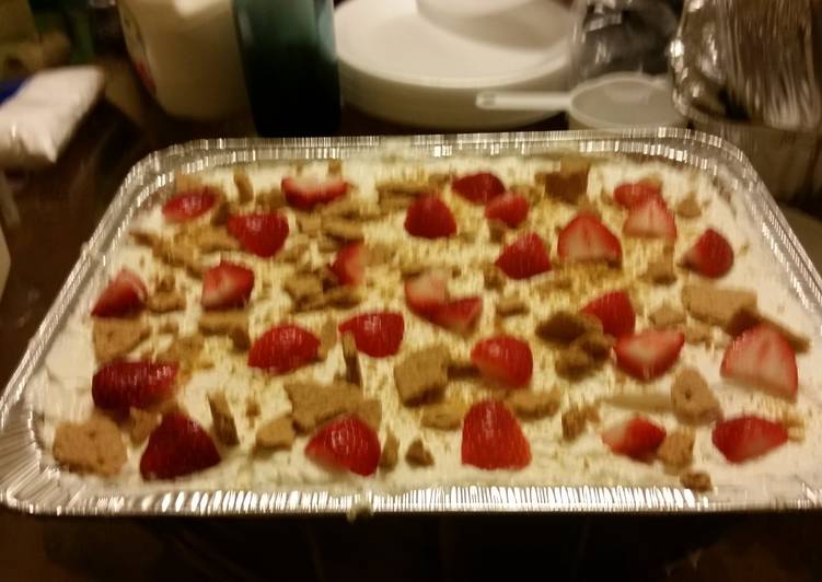 Strawberry cheesecake trifle