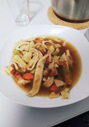 Foto principal de Flädlesuppe (sopa de tortitas)