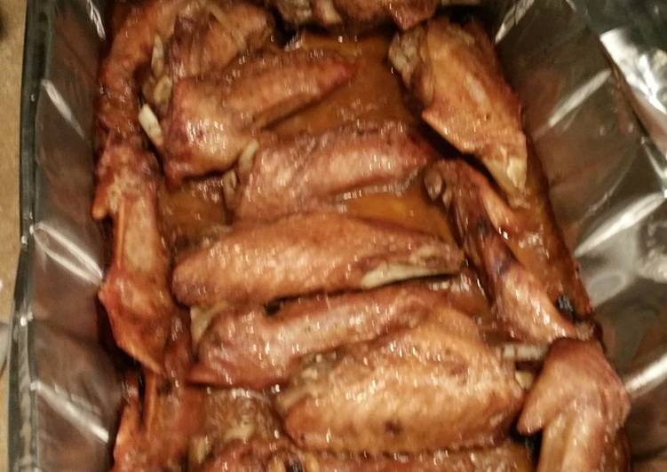 Recipe: Yummy Deep fried Turkey wings smothered an covered in roasted
garlic gravey.