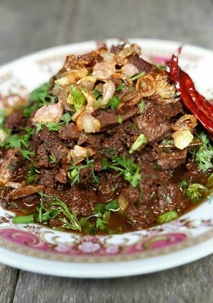 A picture of Larb Muang / Spicy minced Beef salad.