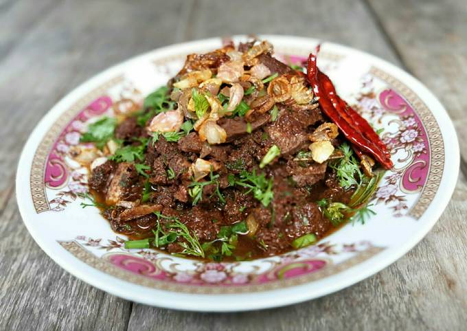 Larb Muang / Spicy minced Beef salad