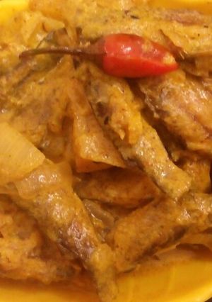 A picture of Tangra fish in rich gravy.