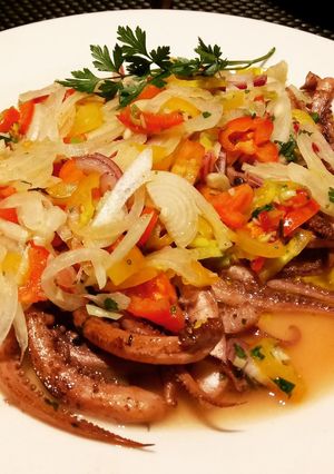 Una foto de Ensalada de calamar y mejillones