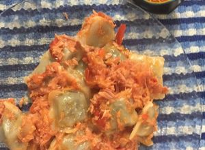Una foto de Ravioles con Salsa de Atún