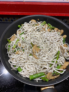 Una foto de Revuelto de gulas, trigueros y champiñones