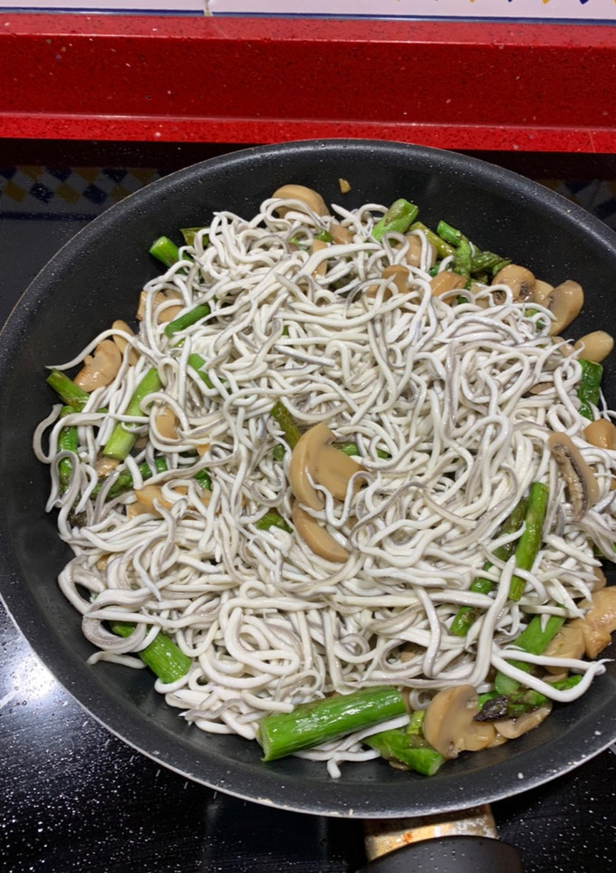 Una foto de Revuelto de gulas, trigueros y champiñones