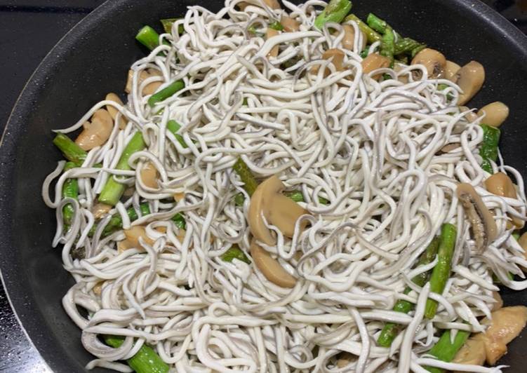 Revuelto de gulas, trigueros y champiñones