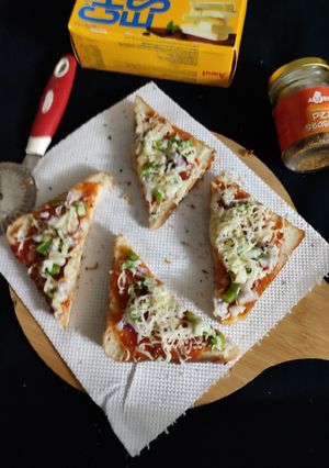 બ્રેડ પીઝા (Bread Pizza Recipe In Gujarati) રેસીપી મુખ્ય ફોટો