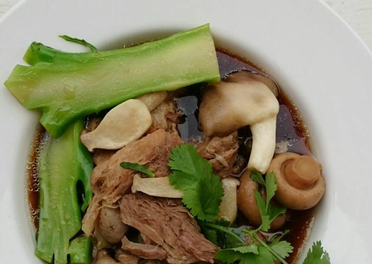 Simple Way to Make Award-winning Herbal Pork Soup / Bak Kut Teh With Mix Mushroom And Brocoli