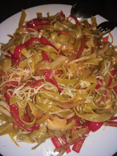 Una foto de Tallarines con verduras y picante