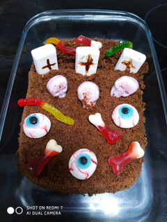 Una foto de Bizcocho de chocolate cementerio terrorífico de Halloween 😖