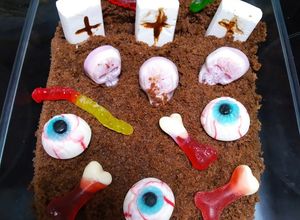 Una foto de Bizcocho de chocolate cementerio terrorífico de Halloween 😖