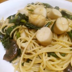 A picture of King Oyster Mushroom & Spinach Pasta with Butter and Soy Sauce.