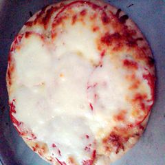A picture of tomato n garlic pizza.