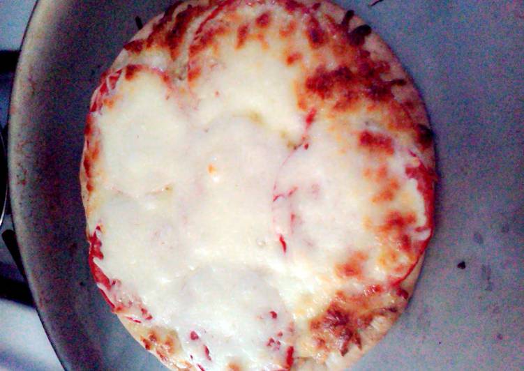 Steps to Make Quick tomato n garlic pizza