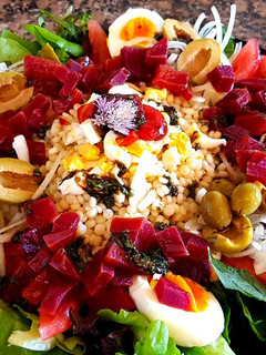 Una foto de Ensalada fresca con couz couz perlado #SOSquécalor