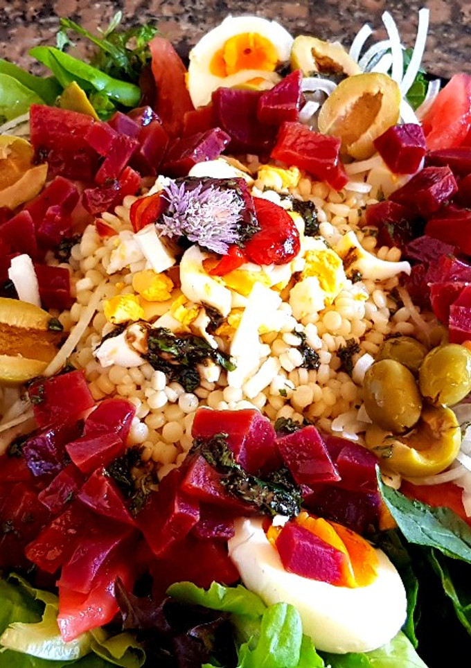 Una foto de Ensalada fresca con couz couz perlado #SOSquécalor