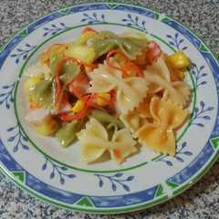 Una foto de Ensalada de pasta agridulce con piña