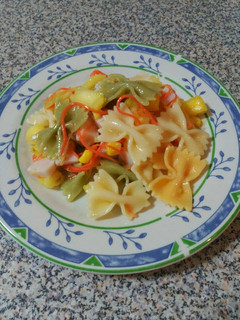 Una foto de Ensalada de pasta agridulce con piña