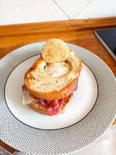 Una foto de Bocadillo de bacon queso y huevo