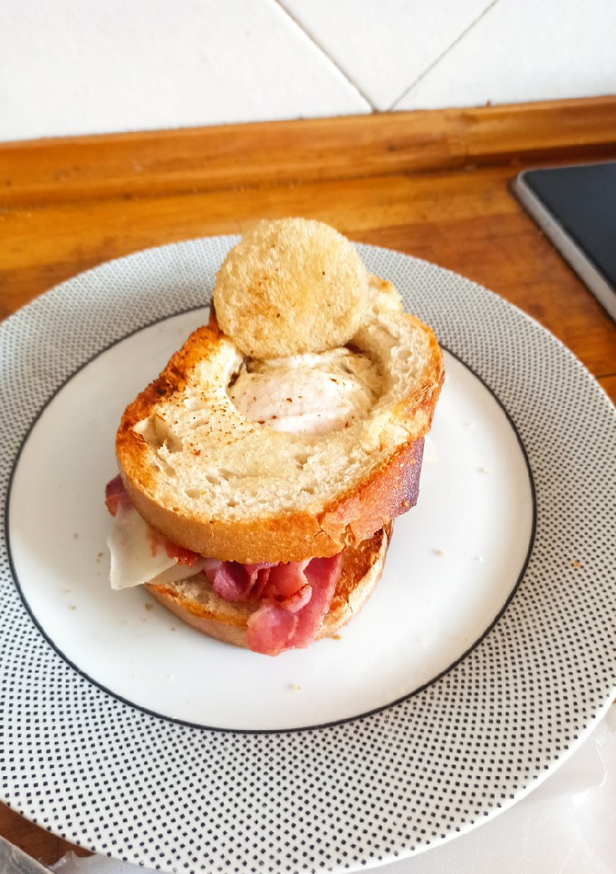 Una foto de Bocadillo de bacon queso y huevo