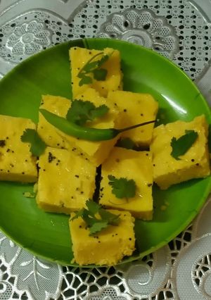 ખમણ ઢોકળાં (Khaman Dhokla Recipe In Gujarati) રેસીપી મુખ્ય ફોટો