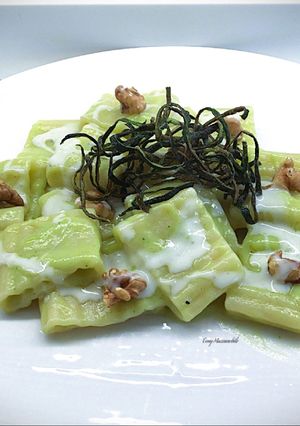 Foto di Mezzi paccheri ondulati con crema di zucchine, crema di gorgonzola e buccia di zucchine fritta